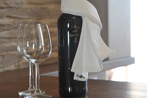 Ein gemütlicher Abend mit einer guten Flasche Wein im Apartment in Ramsau am Dachstein