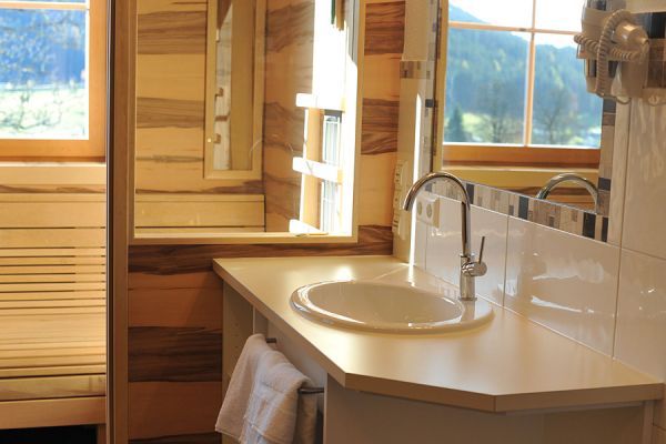 Badezimmer mit Blick in die eigene Sauna in jeder Ferienwohnung